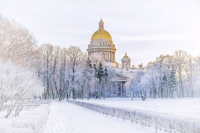 La maravillosa Catedral de San Isaac cubierta de nieve