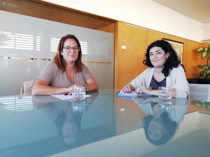 La presidenta del Consell de Menorca, Susana Mora, y la consellera de Administraciones Públicas, Isabel Castro