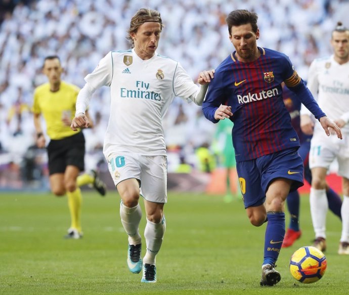 Luka Modric i Leo Messi disputen una pilota en el clssic