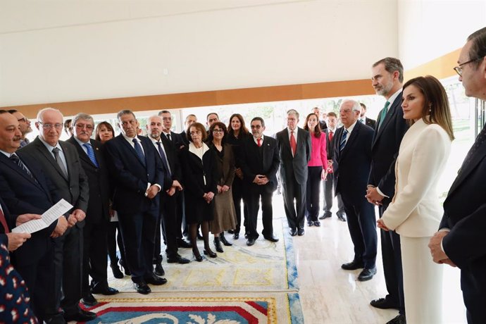 En la primera fila de la derecha, el ministro de Asuntos Exteriores, Unión Europea y Cooperación, Josep Borrell (1i); el Rey Felipe VI (2i) y la Reina Letizia (3i), durante la audiencia a una representación de hispanistas y escritores marroquíes en leng