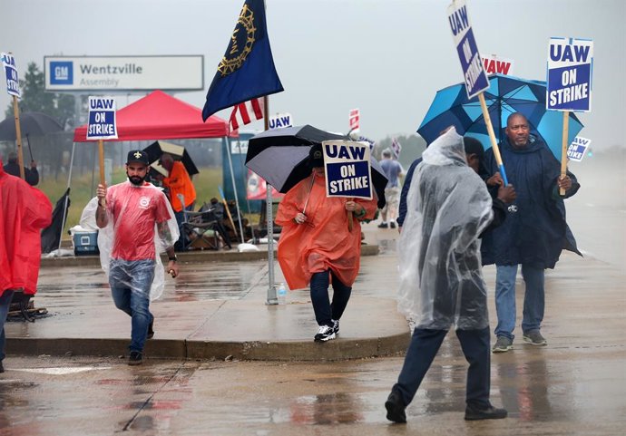 October 10, 2019 - Wentzville, Missouri, United States: United Auto Workers picket outside Gate 3 at the GM Wentzville Assembly Center in Wentzville. UAW workers have been on strike against General Motors since Sept. 16. (Laurie Skrivan/St Louis Post-Di