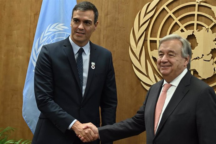 (I-D) El presidente del Gobierno en funciones, Pedro Sánchez, es recibido por el Secretario General de la ONU, António Guterres, para mantener una reunión bilateral, en Nueva York el lunes 23 de septiembre de 2019.