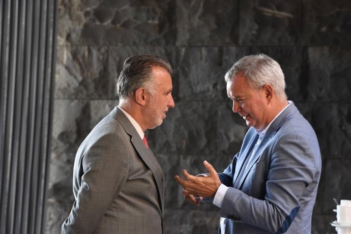 El presidente de Canarias, Ángel Víctor Torres, conversa con el consejero de Obras Públicas, Sebastián Franquis