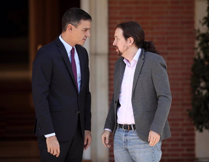 El presidente del Gobierno en funciones, Pedro Sánchez, se reúne con el secretario general de Podemos, Pablo Iglesias, en La Moncloa