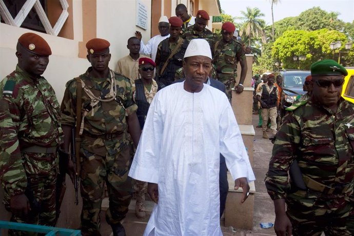 El presidente de Guinea Alpha Condé, junto a guardaspaldas y militares leales