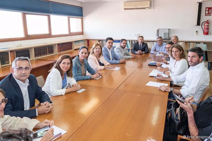 Reunión de trabajo de los siete alcaldes de la Comarca de Cartagena con la ministra Teresa Ribera en el Oceanográfico de San Pedro del Pinatar.