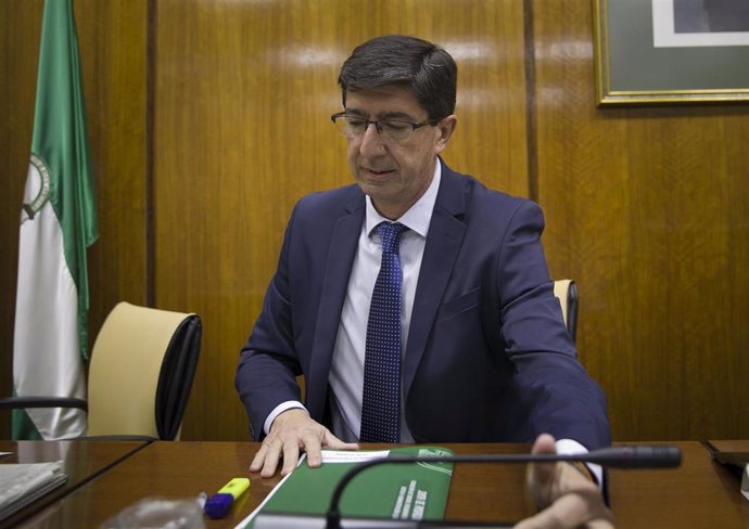 El vicepresidente de la Junta y consejero de Turismo, Regeneración, Justicia y Administración Local, Juan Marín, en el Parlamento.