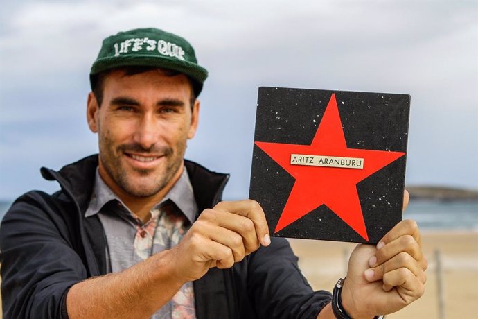 El surfista español Aritz Aranburu descubre su estrella