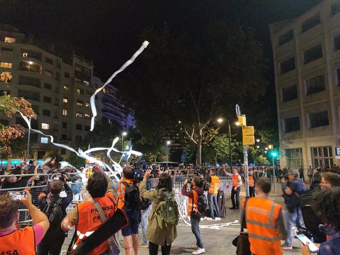 Manifestantes lanzan papel de váter frente a la Conselleria de Interior de la Generalitat