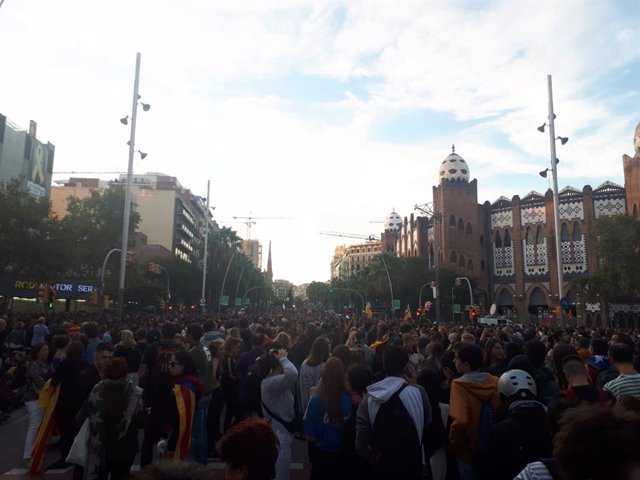 Miles de personas convocadas por los CDR se concentran en Gran Via de Barcelona en protesta por la sentencia del 1-O