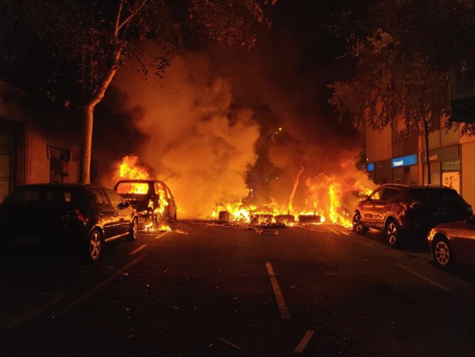 Los CDR incendian coches en Barcelona en protesta por la sentencia del 1-O
