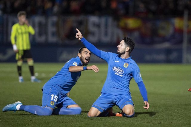 Hugo Fraile celebra un gol de falta con el Fuenlabrada