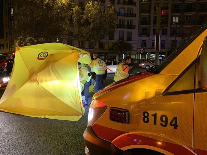 Efectivos del Samur-Protección Civil atienden a un ciclista herido grave ayer en Madrid.