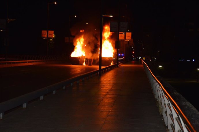 Contenidors cremant en l'Avinguda de Blondel de Lleida