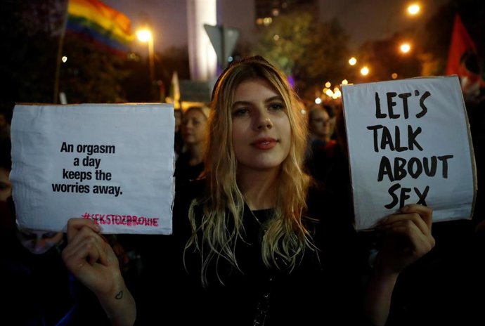 Manifestación en Polonia contra un proyecto de ley que penalizaría la educación sexual