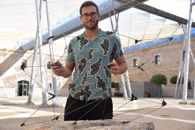 Imágenes del arquitecto, en el CIM, con la maqueta desplegable de la estructura que diseñó y una recreación de su proyecto