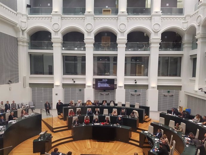 Imagen del Pleno municipal en el Palacio de Cibeles con el escaño de Pablo Soto vació.