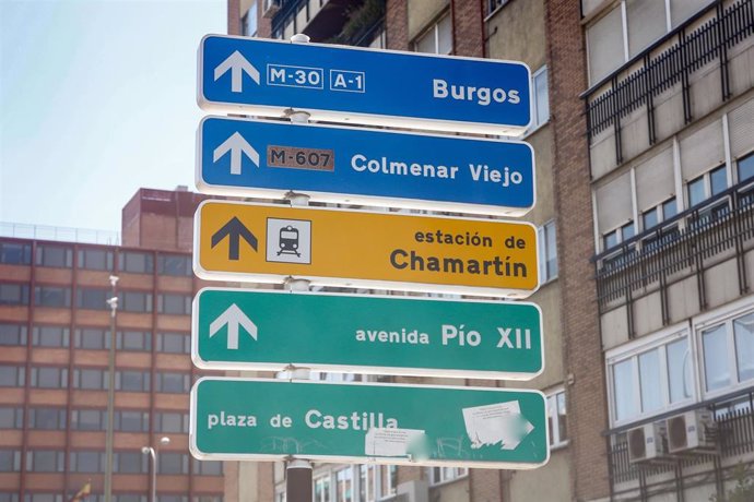 Indicaciones de dirección (carreteras, estación y calles).