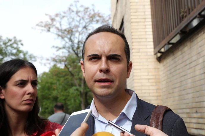 El portavoz de Desarrollo Urbano de Más Madrid, José Manuel Calvo, durante su visita al barrio de Orcasitas para reunirse con vecinos que tienen amianto en el tejado de sus viviendas, en Madrid (España), a 20 de septiembre de 2019.