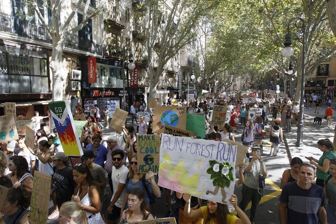 Aceptan destinar el salario no recibido por la huelga contra cambio climático a 