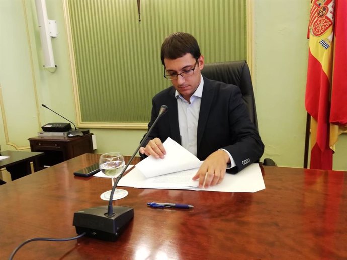 El conseller de Modelo Económico, Turismo y Trabajo, Iago Negueruela, en comparecencia parlamentaria