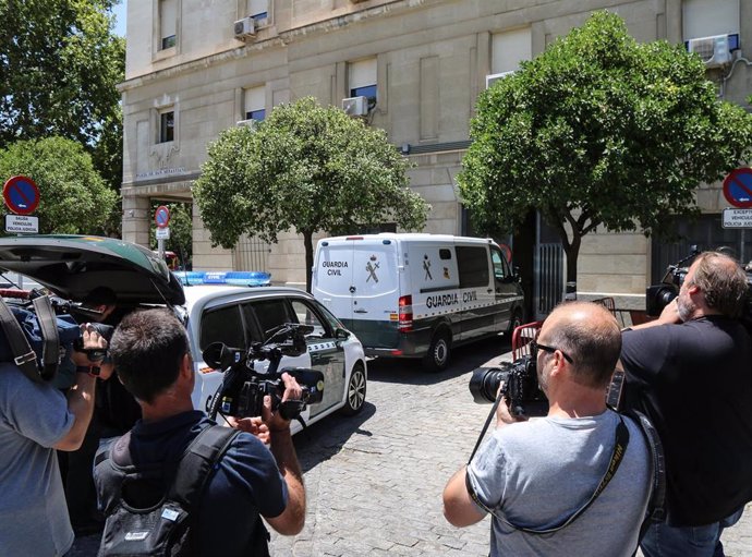 Imagen de archivo de la salida de los Juzgados de Sevilla del furgón de la Guardia Civil que traslada al militar brasileño detenido por droga a la cárcel