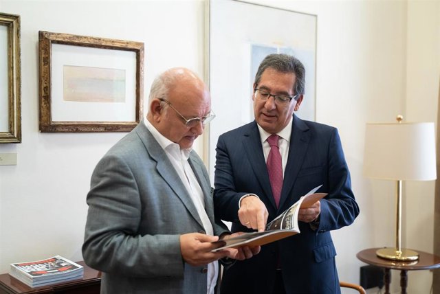 El presidente del Consejo Audiovisual de Andalucía (CAA), Antonio Checa, y el presidente de la Fundación Cajasol, Antonio Pulido, en la firma para la puesta en marcha de los premios 'El audiovisual en la escuela'