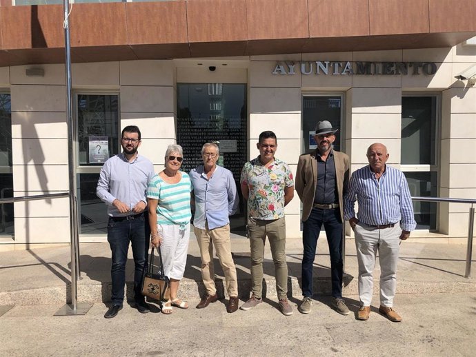 El exdiputado y candidato al Congreso por Alicante de la coalición Més Compromís, Ignasi Candelay el senador autonómico Carles Mulet, han visitado el municipio de la Daya Vieja, uno de los que más sufrió la DANA