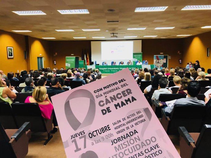 Jornada con motivo del Día Mundial del Cáncer de Mama en el Hospital Virgen de la Victoria.