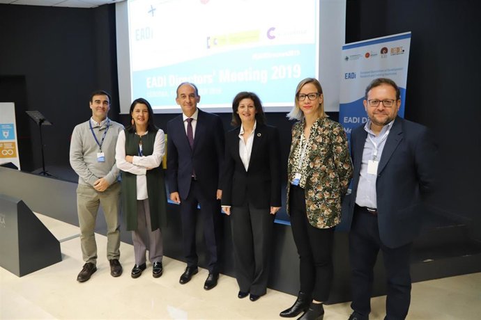 Los organizadores del encuentro junto a Maria Victoria González (centro), en la inauguración del encuentro.