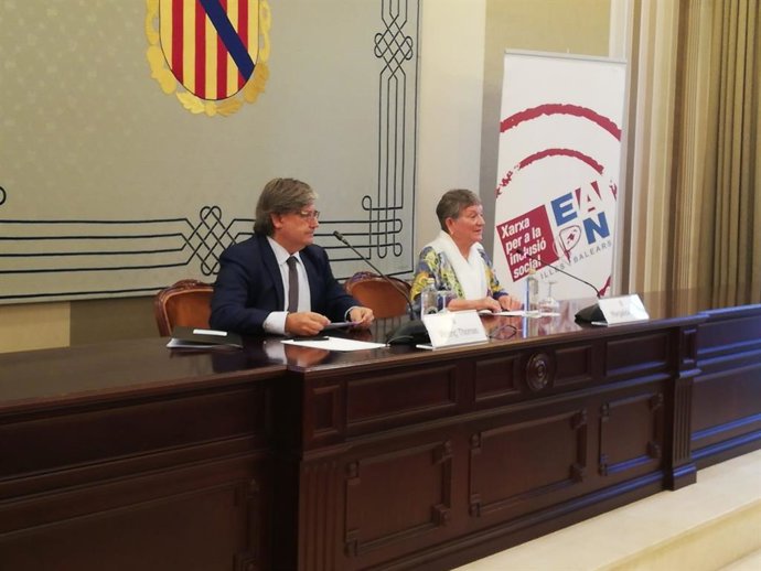 El presidente del Parlament, Vicen Thoms, y la presidenta d'EAPN-Illes Balears, Margalida Jord.