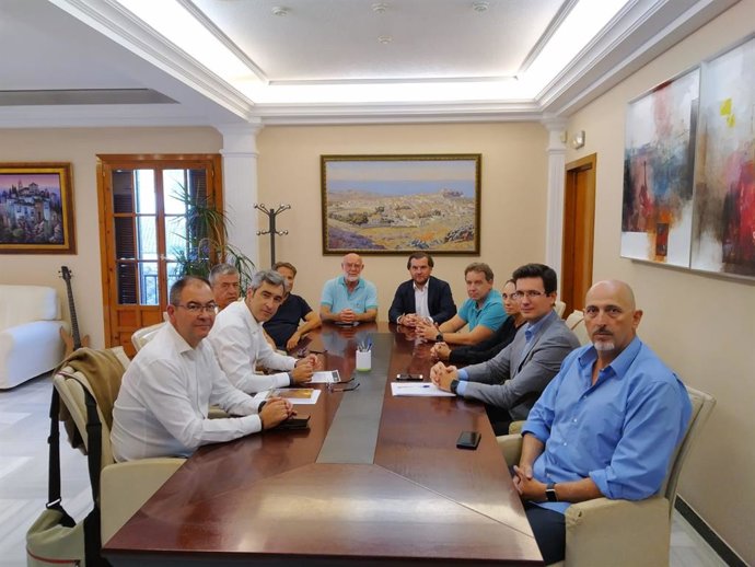 Reunión entre el Ayuntamiento, vecinos de Miramar y representantes de la comunidad musulmana.