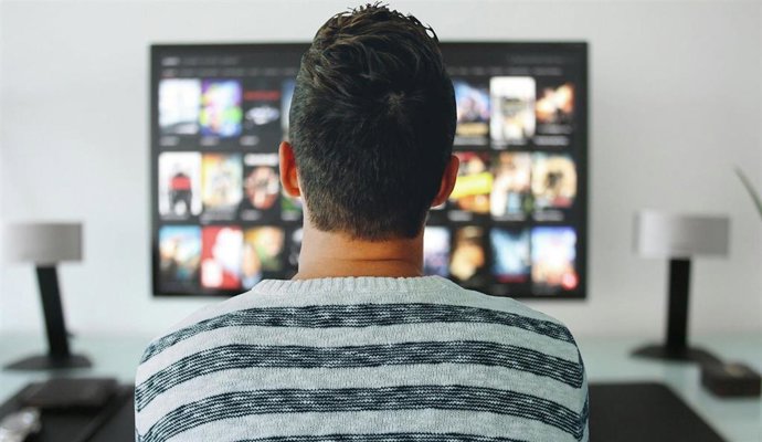Més de la meitat dels internautes espanyols, el 58%, ha accedit en algun moment a internet des del seu televisor, segons la nova edició de l'estudi 'AIMC Q Panell' dedicat al consum de televisió realitzat per l'Associació per a la Investigació de Mitjan