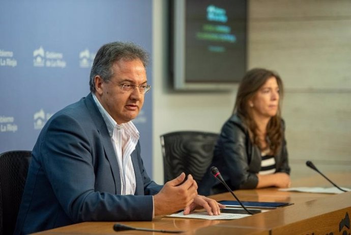 El consejero de Educación, Luis Cacho y la dirección territorial Norte de Bankia, Lola Ramos en comparecencia de prensa