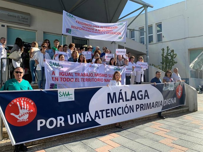 Concentración de SMM y Basta ya a las puertas del centro de Salud Las Lagunas.