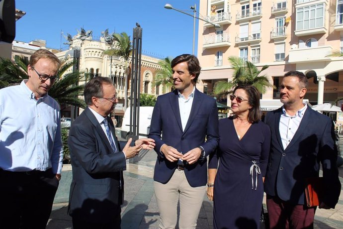Pablo Montesinos, con el presidente de Ceuta, Juan Vivas, este jueves en la ciudad autónoma