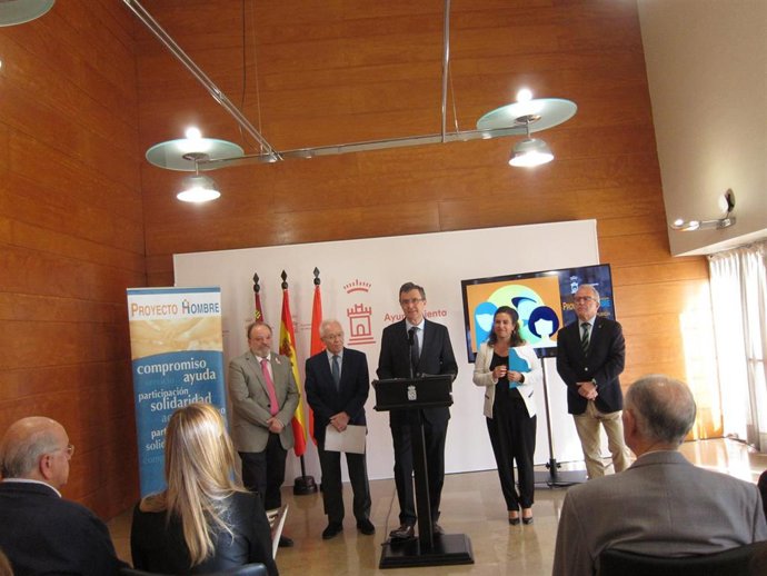 José Carlos Vicente; Tomás Zamora, José Ballesta, Asunción Santos y Felipe Coello presentan la Memoria de Proyecto Hombre