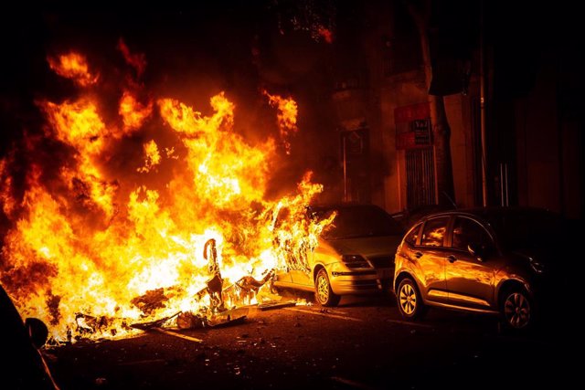 Contenedores en llamas en Barcelona en las protestas contra la sentencia del 1-O.