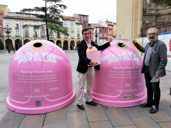 La Plaza del Mercado y la calle Bretón de los Herreros tienen desde hoy contenedores rosas para reciclar vidrio, dentro de la campaña 'Recicla por ellas', que destina fondos a la investigación contra el cáncer de mama.