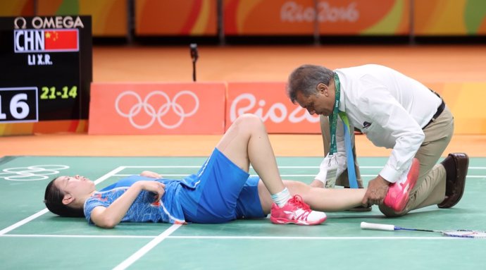 La jugadora de bádminton china Li Xuerui en el momento de lesionarse la rodilla en las semifinales de Rio 2016 ante Carolina Marín