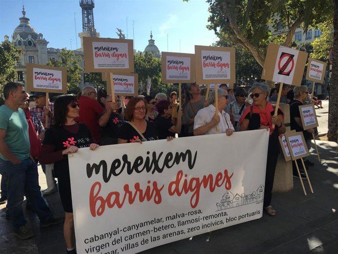 Vecinos del Marítim se concentran ante el Ayuntamiento