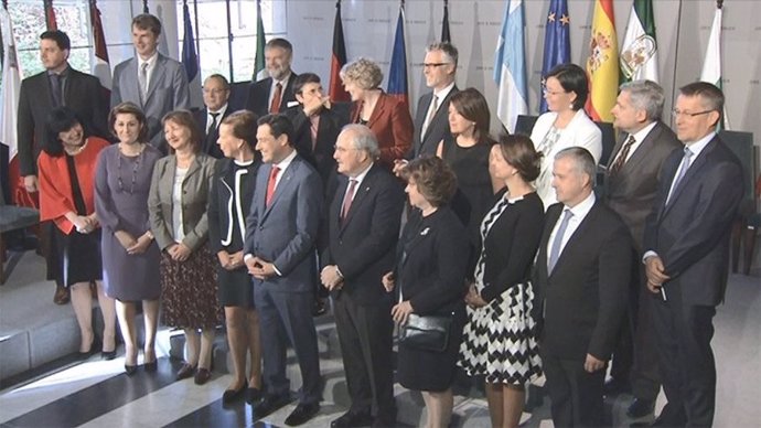 Encuentro del presidente de la Junta, Juanma Moreno, con embajadores europeos en el Palacio de San Telmo