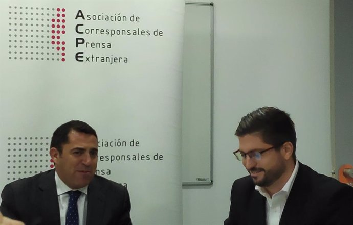 El presidente de Empresaris de Catalunya, Carlos Rivadulla (i), junto con el abogado penalista Eloi Castellarnau (d), en un encuentro informativo con la Asociación de Corresponsales de Prensa Extranjera