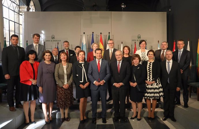 Juanma Moreno junto a los embajadores de países de la UE en España, este jueves