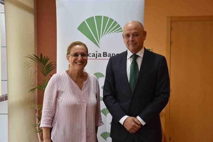 La alcaldesa de Fuengirola, Ana Mula, y el director de Relaciones Institucionales y Grupos de Interés y Sociales de Unicaja Banco, Fernando Ríos.