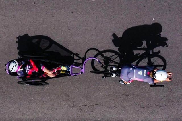 ‘Ironmom’: Una Mujer Termina Un 'Ironman' Cargando A Cuestas A Su Hija De 23 Años Que No Puede Caminar