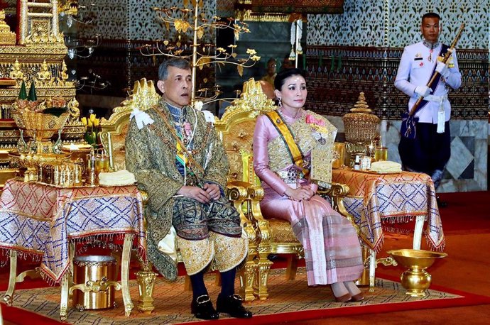 El rey de Tailandia, Maha Vajiralongkorn, junto a la reina Suthida en la ceremonia de coronación en el Gran Palacio
