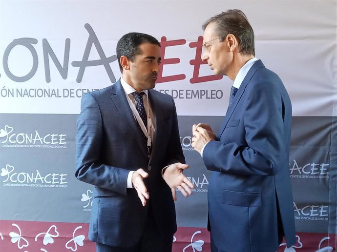 El presidente de la Confederación Nacional de Centros Especiales de Empleo, Ángel Luis González Olivares (i), junto al consejero de Empleo e Industria, Germán Barrios.