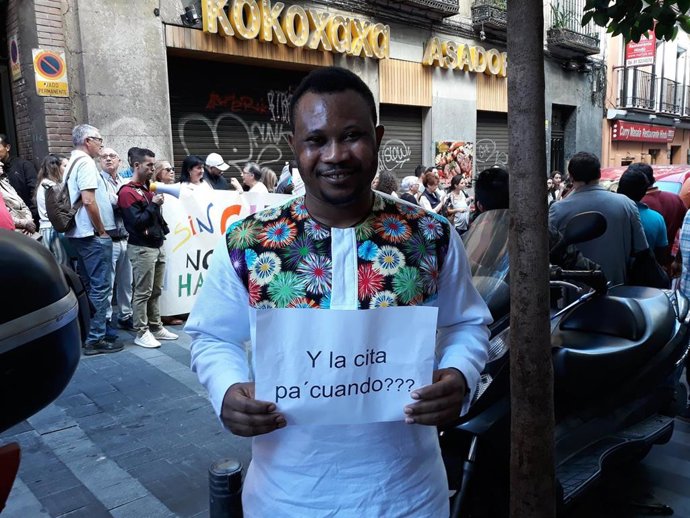 Un joven de Ghana, Charly, reclama su cita para pedir arraigo ante la Oficina de Extranjería