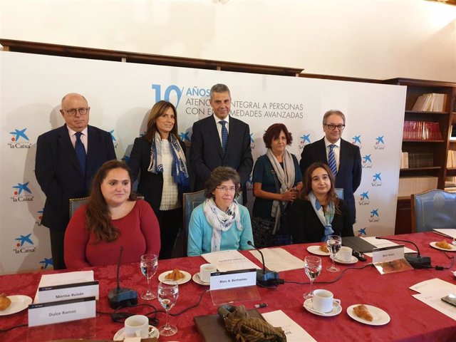 Representantes de 'La Caixa', de los equipos de atención del programa para personas y familiares con enfermedades avanzadas y usuarios en la presentación del balance en Salamanca.